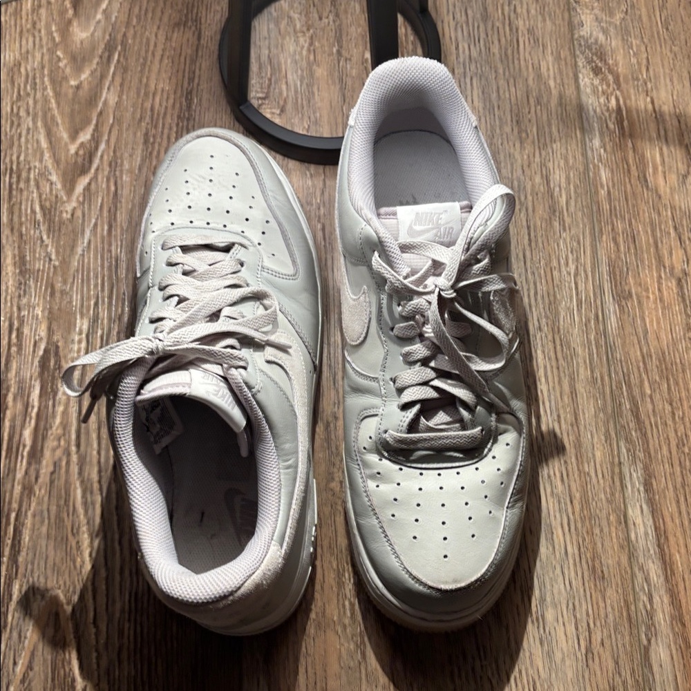 Grey + White Af1
Worn- Okay condition, slight creases